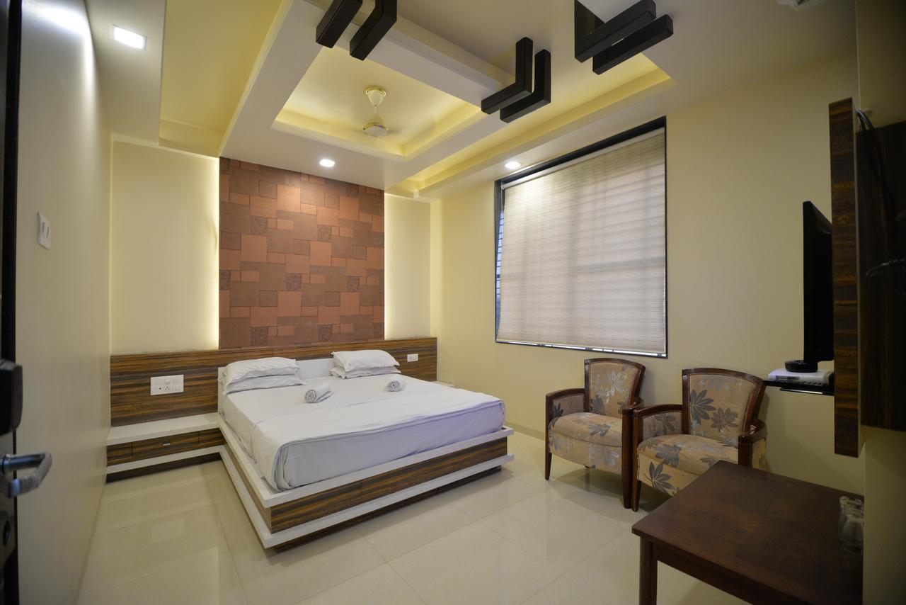 Hotel Radhe Krishna Solapur Bagian luar foto